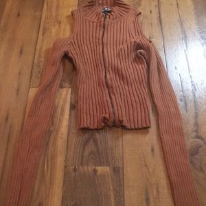 Missing Shoulders Zipp Sweater